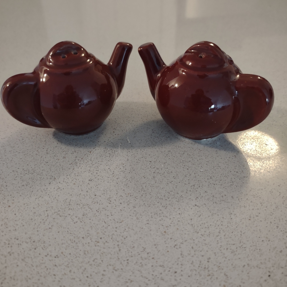 SALE Vintage Brown Teapot Salt and Pepper Shakers. Still have corks in Mint Cond - Picture 1 of 4